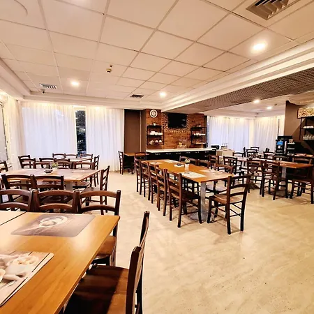 彻佩斯酒店及青年旅馆 3*